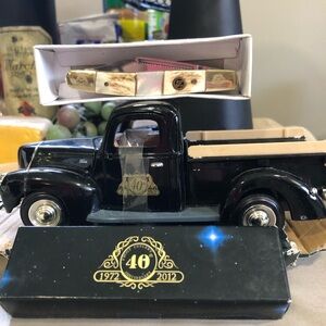 1942 Ford truck and matching knife sets
